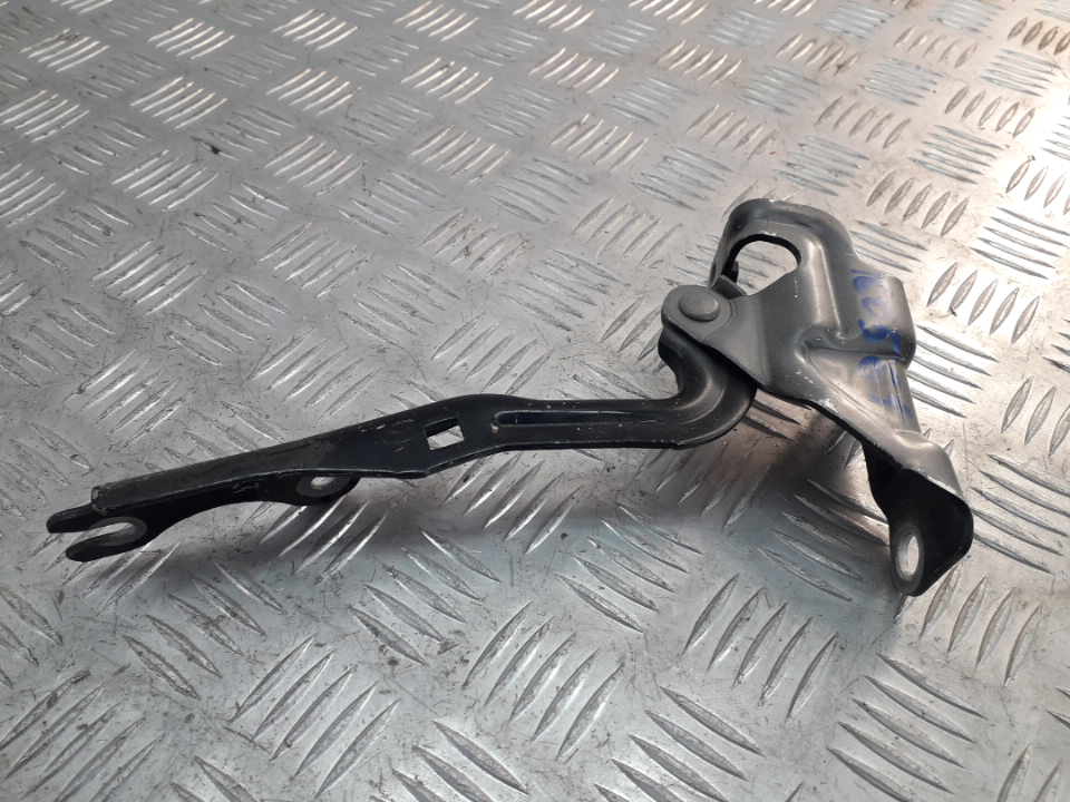 Петля капота левая