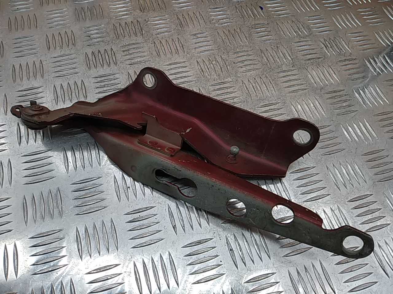 Петля капота левая