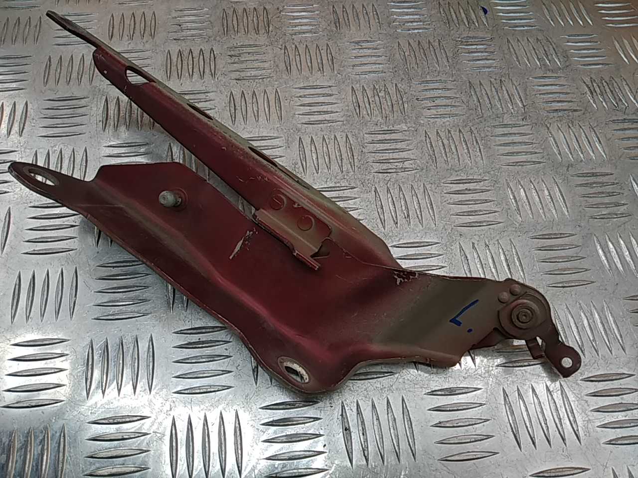 Петля капота левая