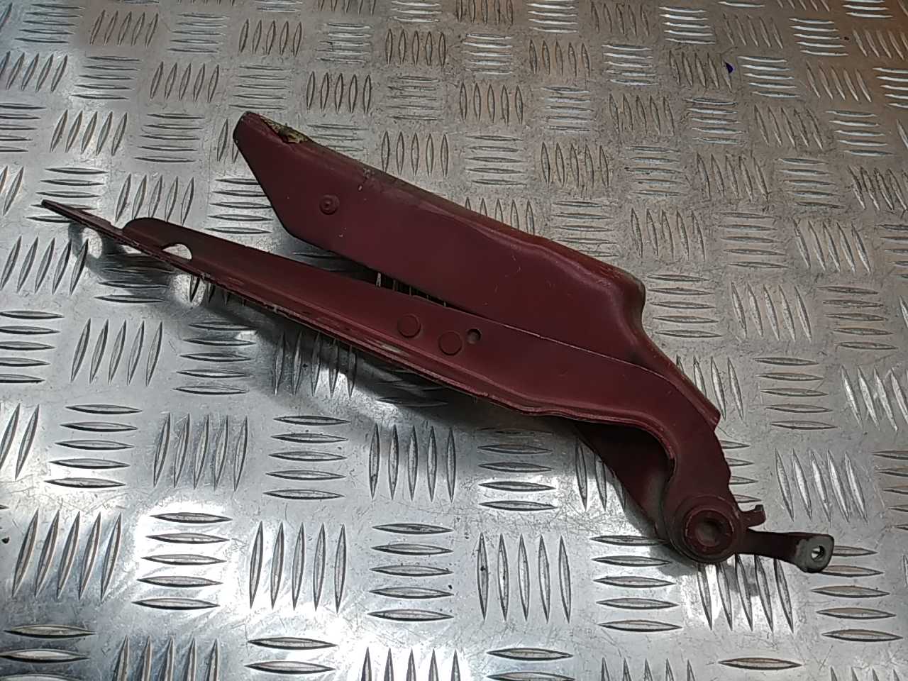 Петля капота левая