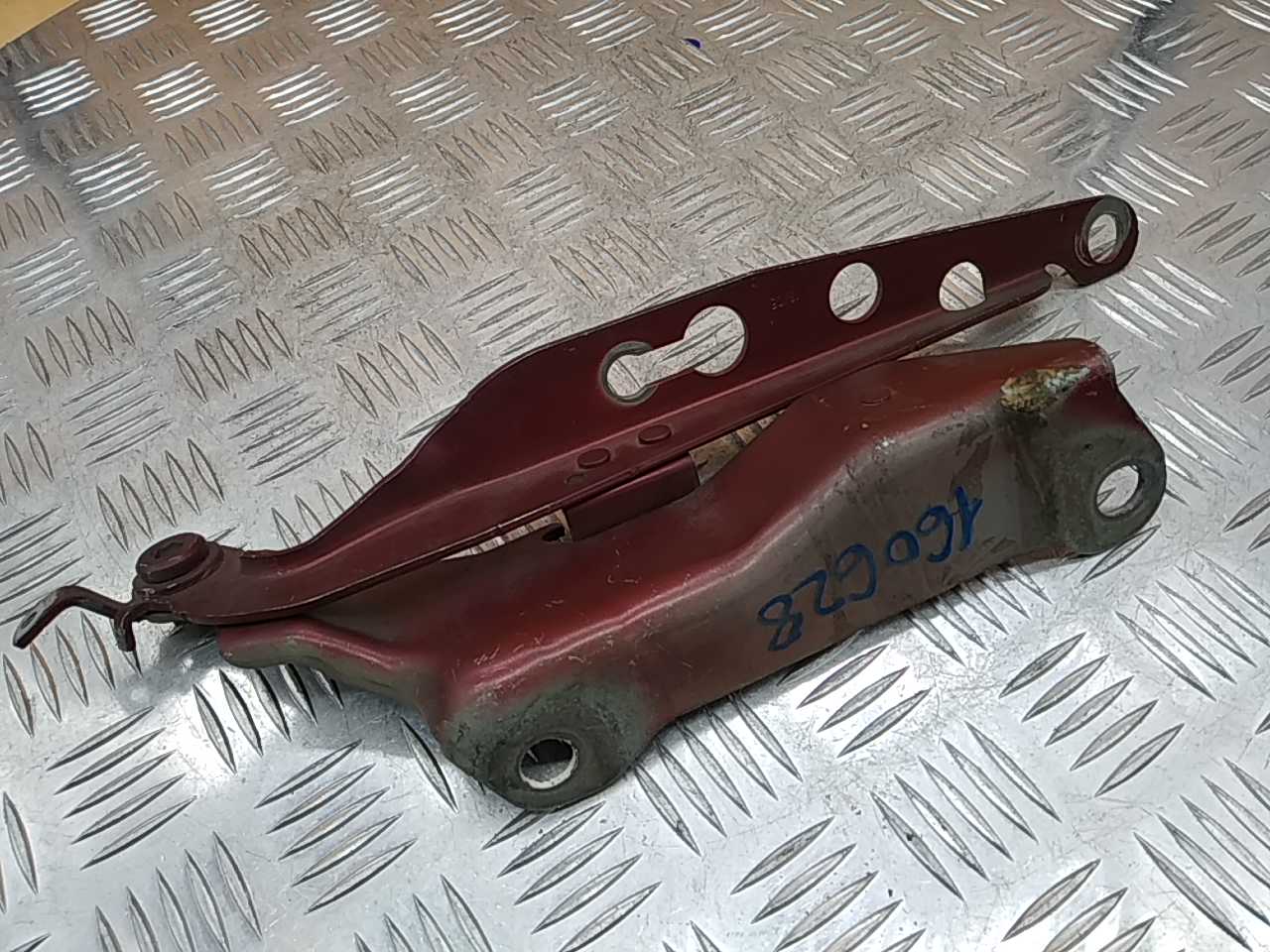 Петля капота левая