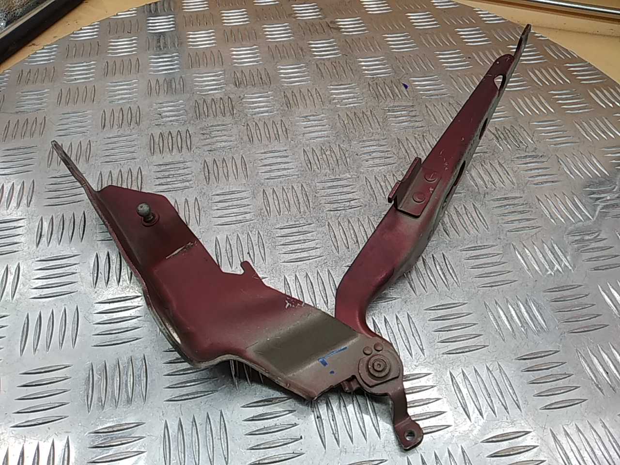 Петля капота левая