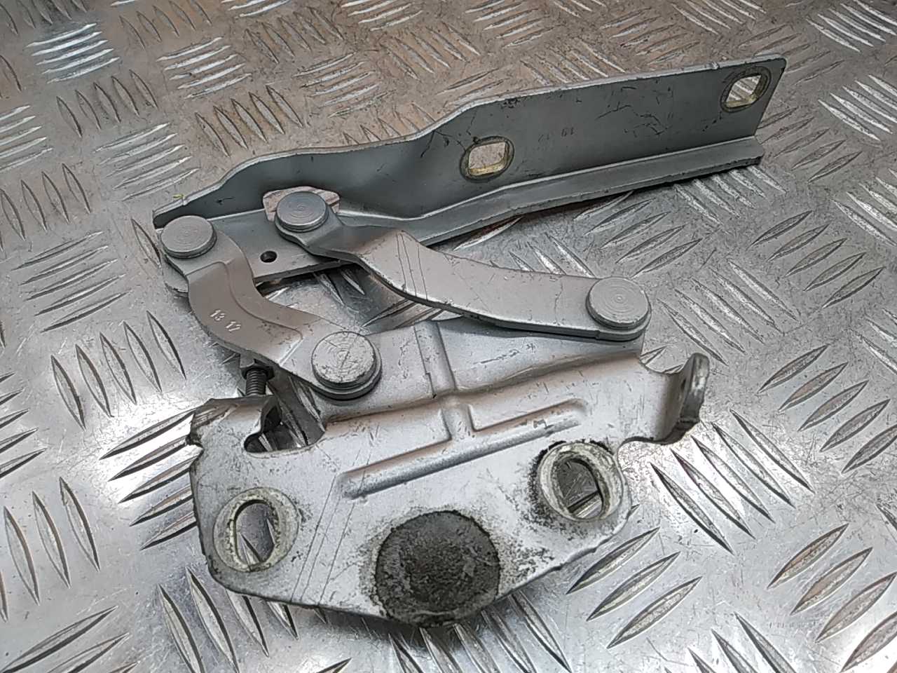 Петля капота левая