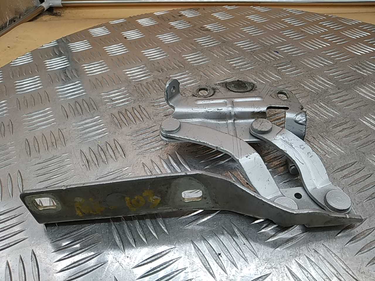 Петля капота левая