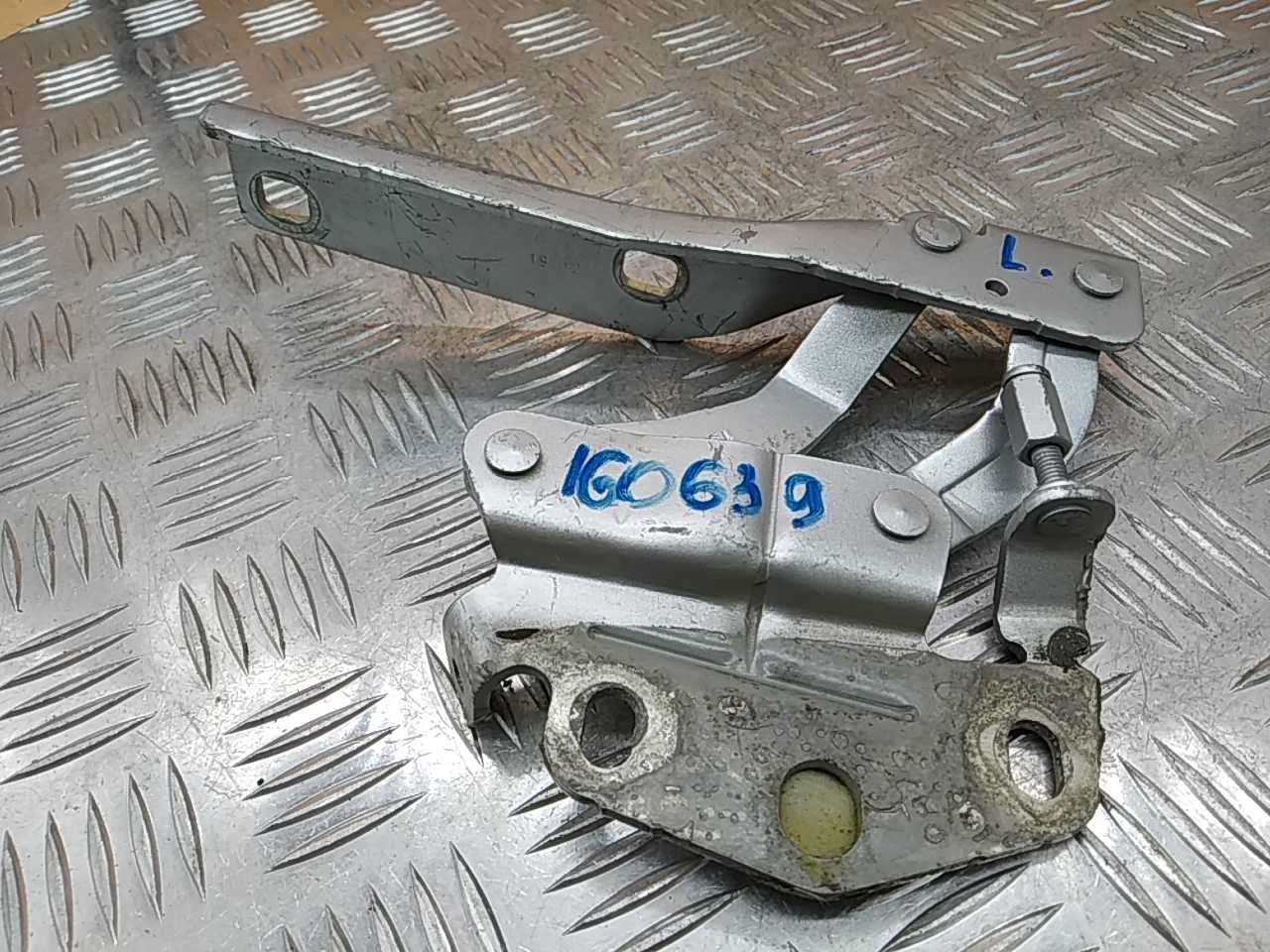 Петля капота левая