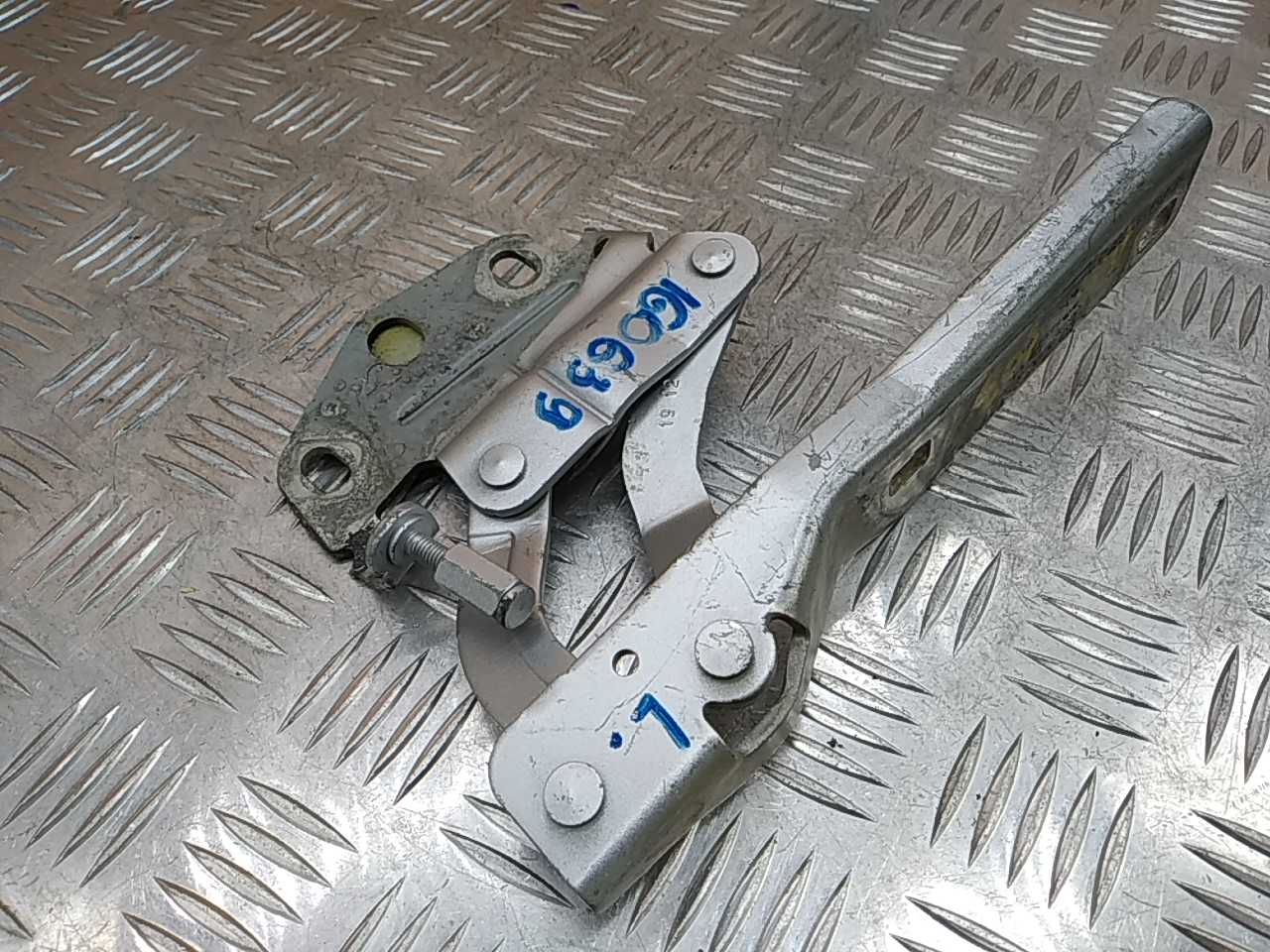 Петля капота левая