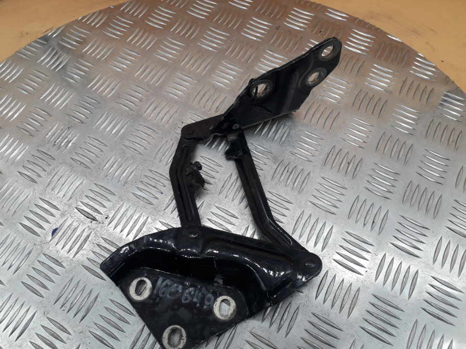 Петля капота левая