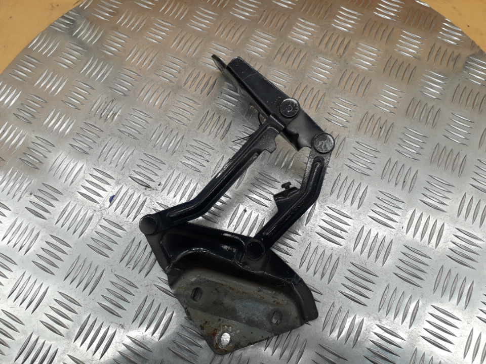 Петля капота левая