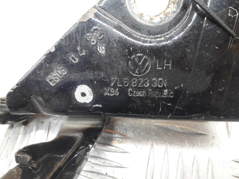 Петля капота левая