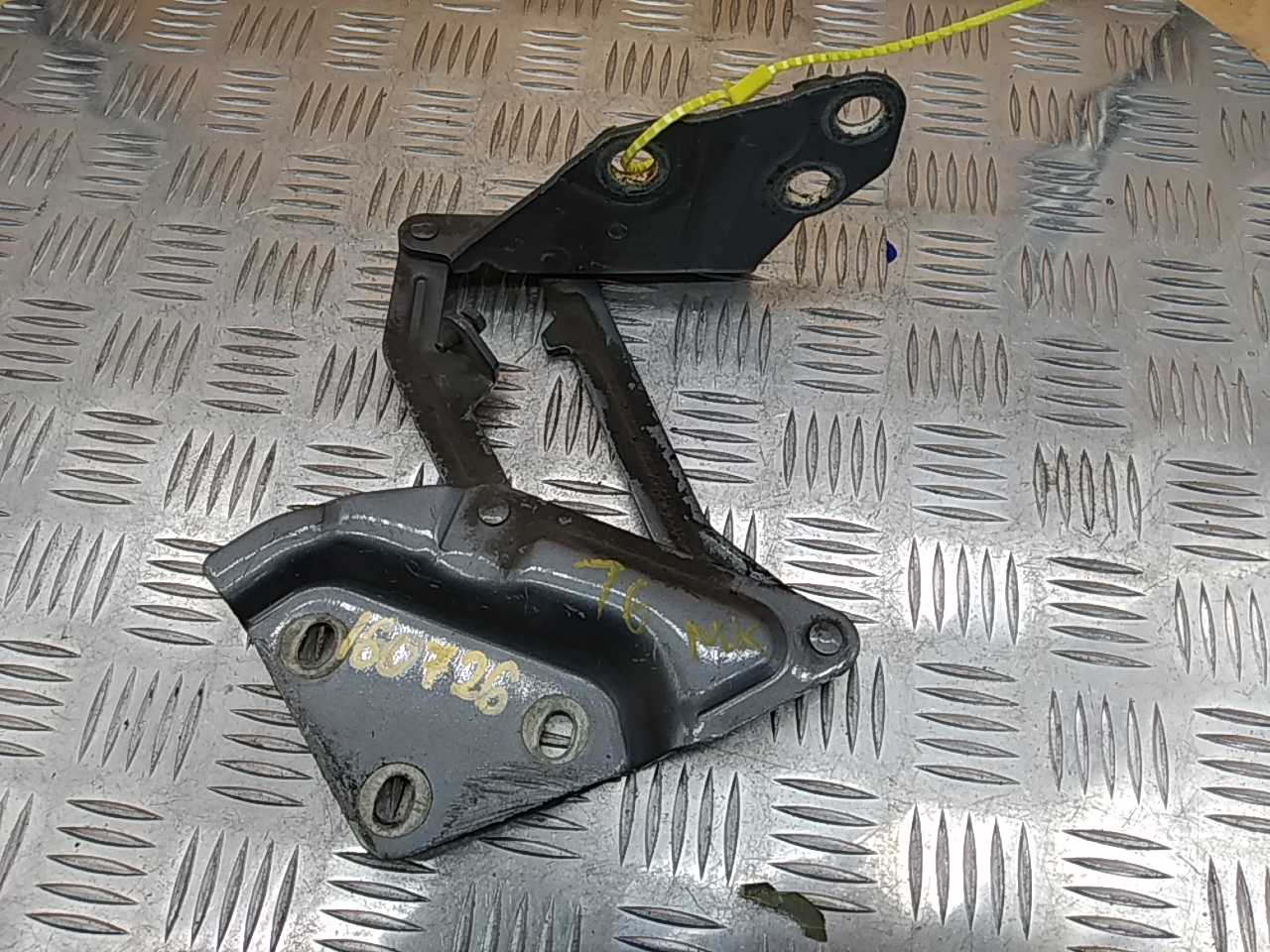 Петля капота левая