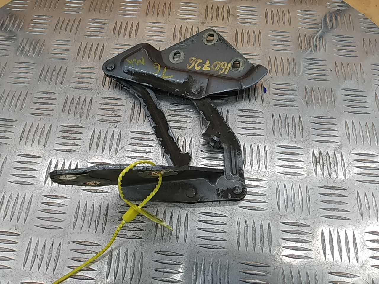 Петля капота левая