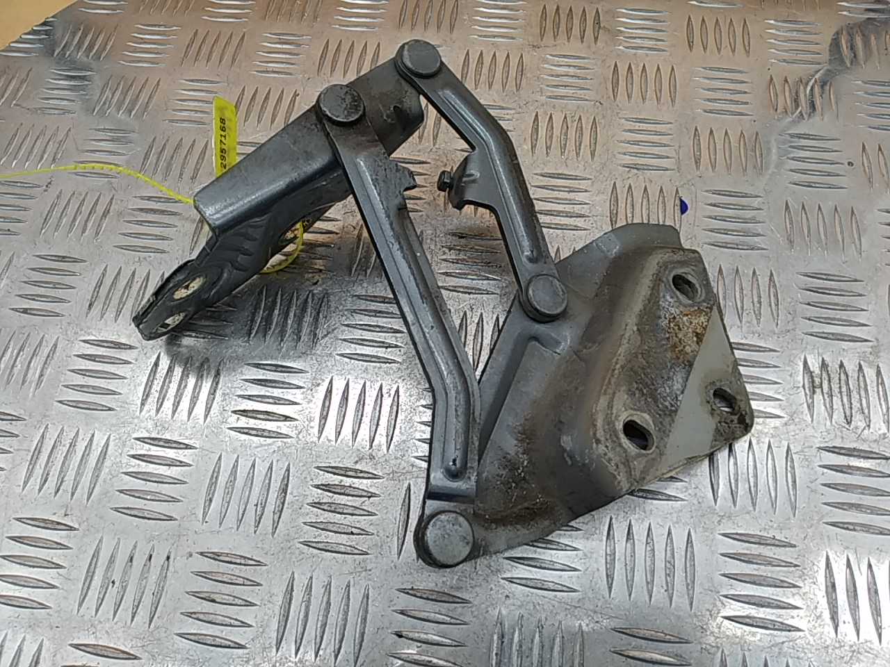 Петля капота левая