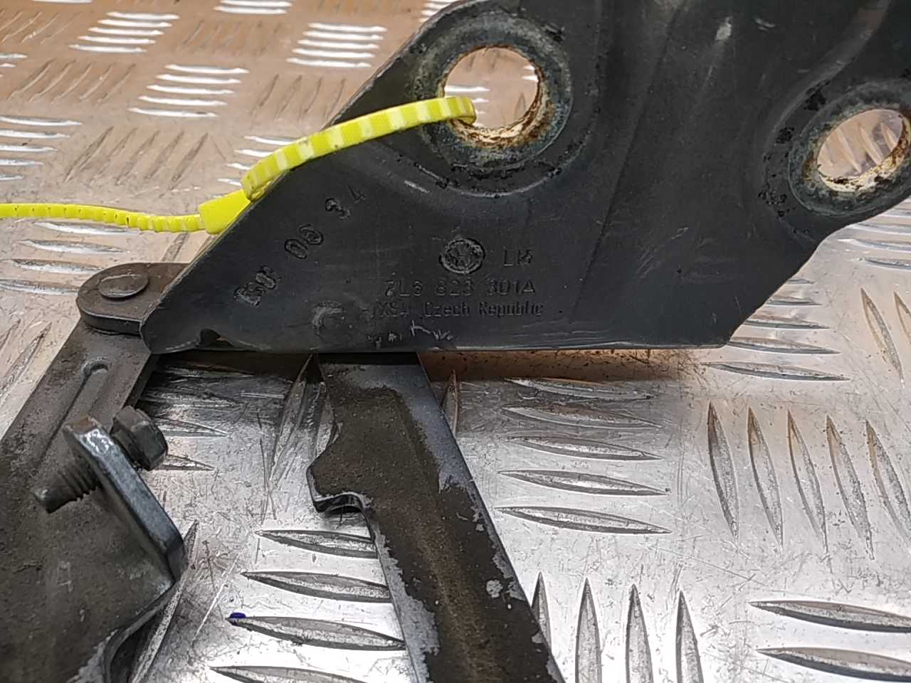 Петля капота левая