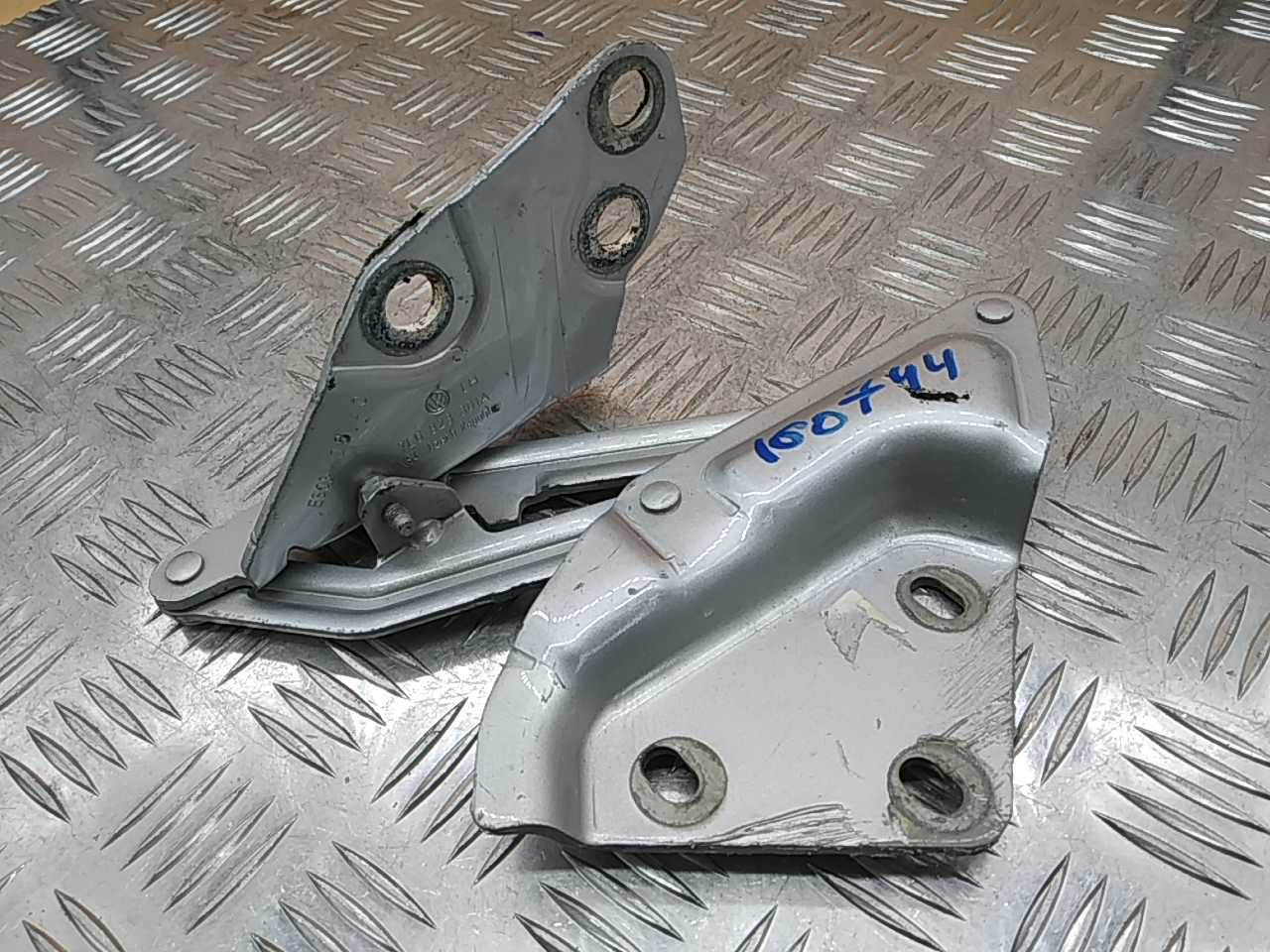 Петля капота левая