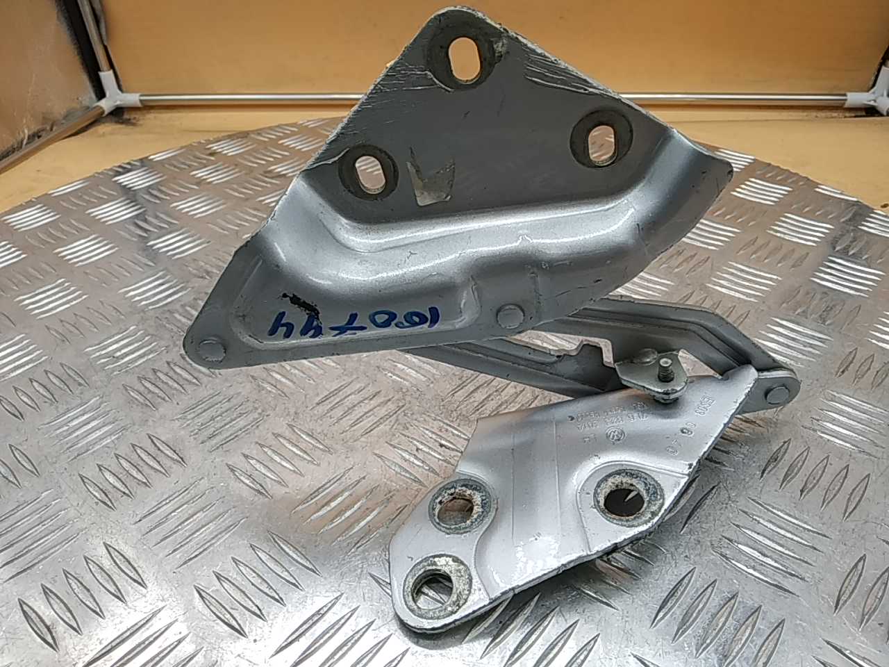 Петля капота левая