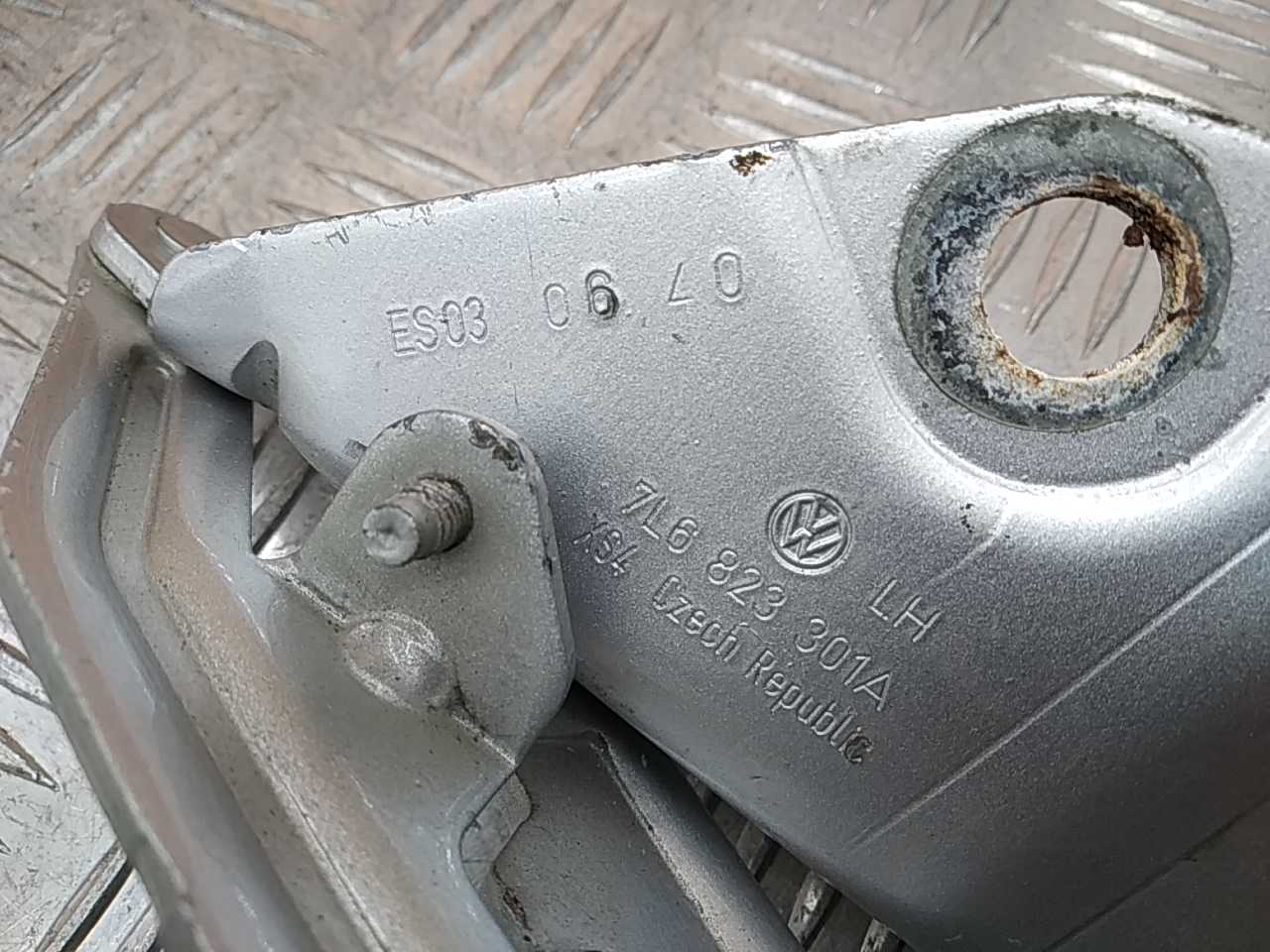 Петля капота левая