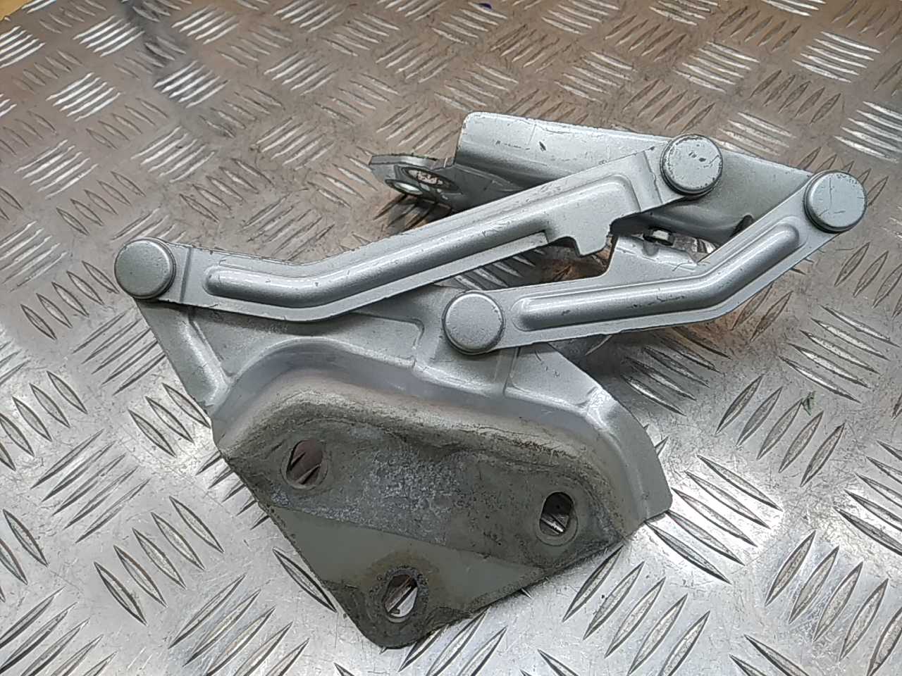 Петля капота левая