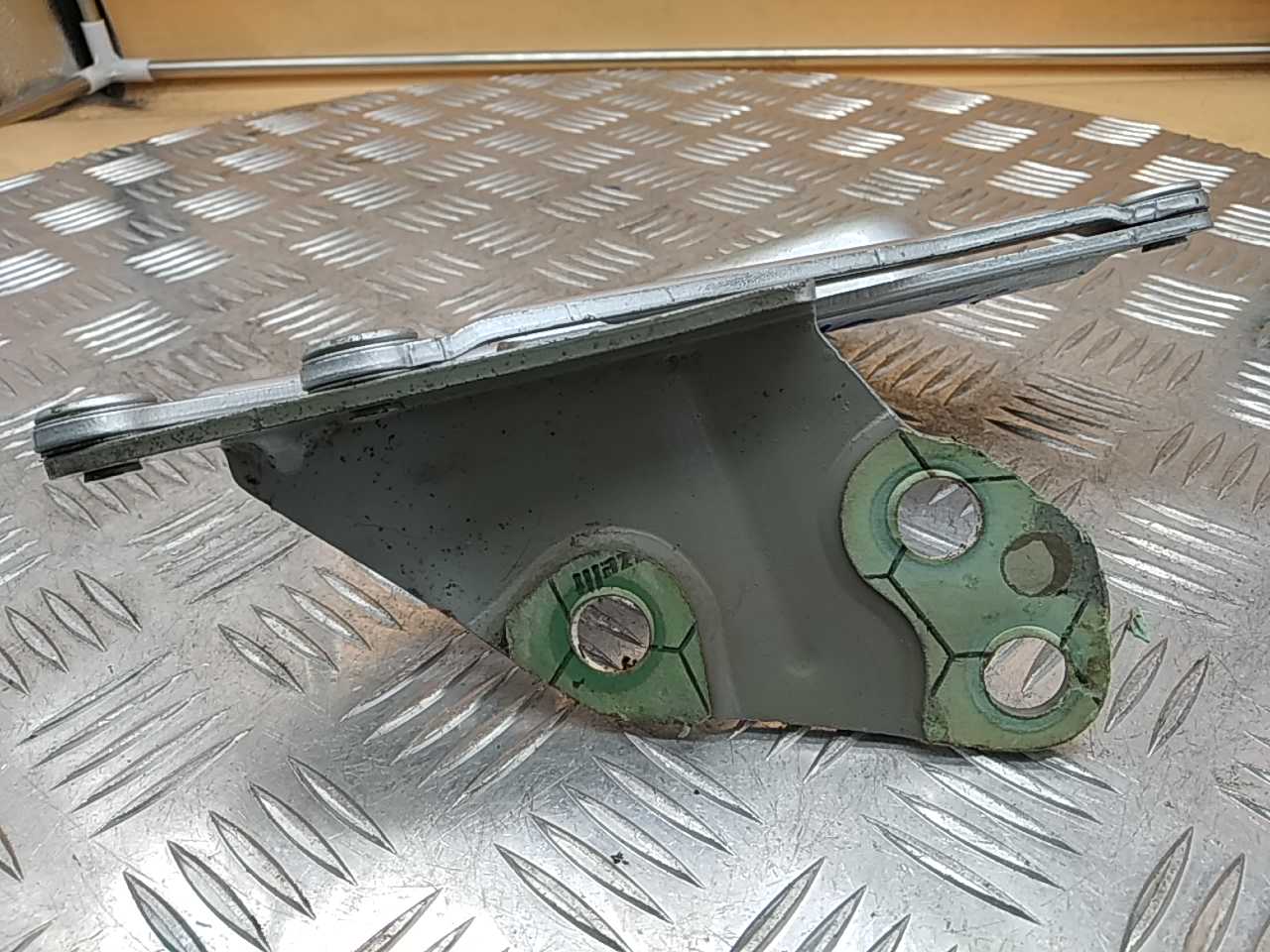 Петля капота левая