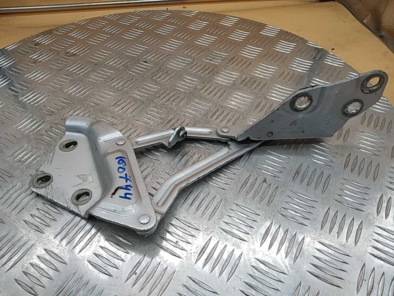 Петля капота левая