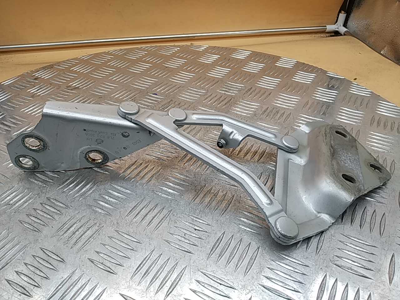 Петля капота левая