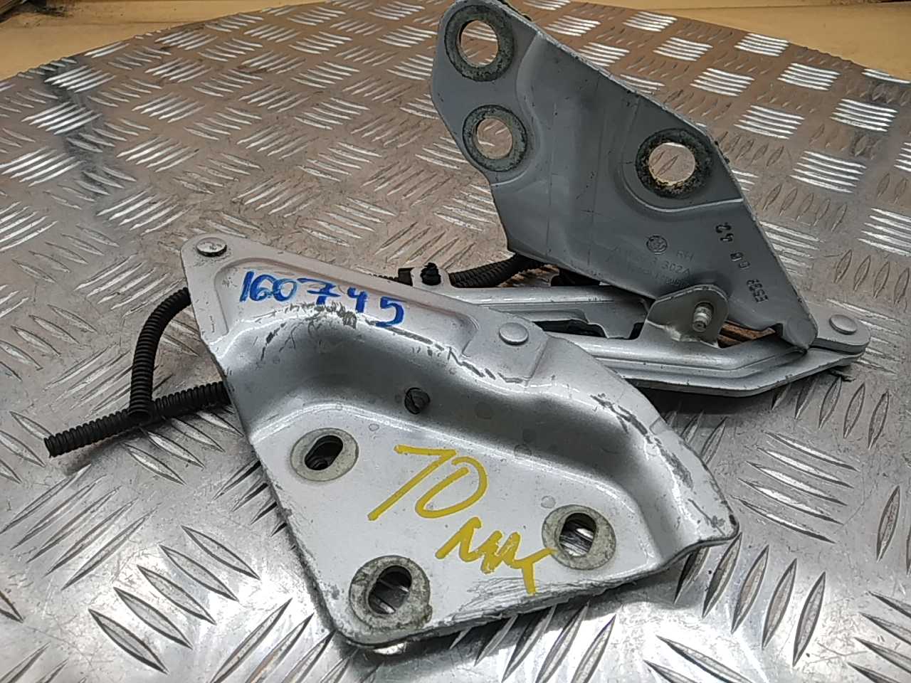 Петля капота правая