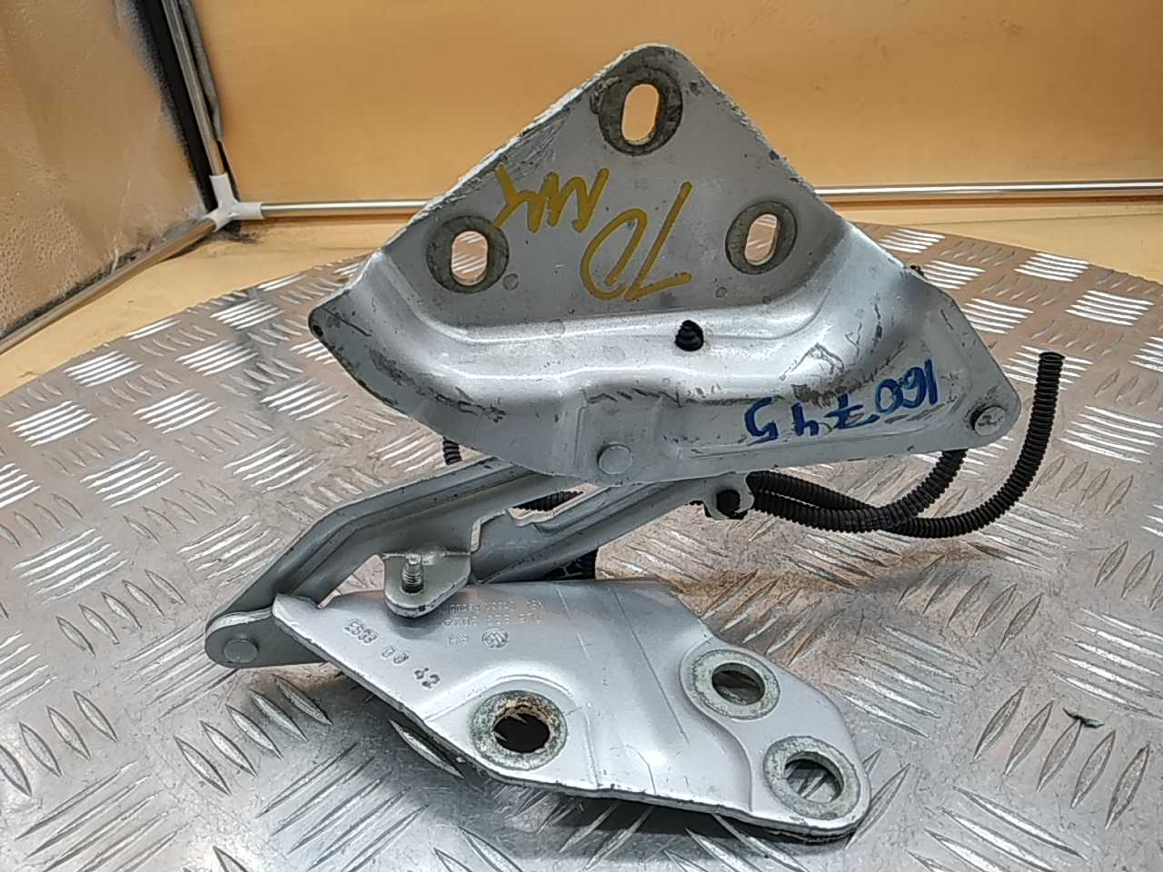 Петля капота правая