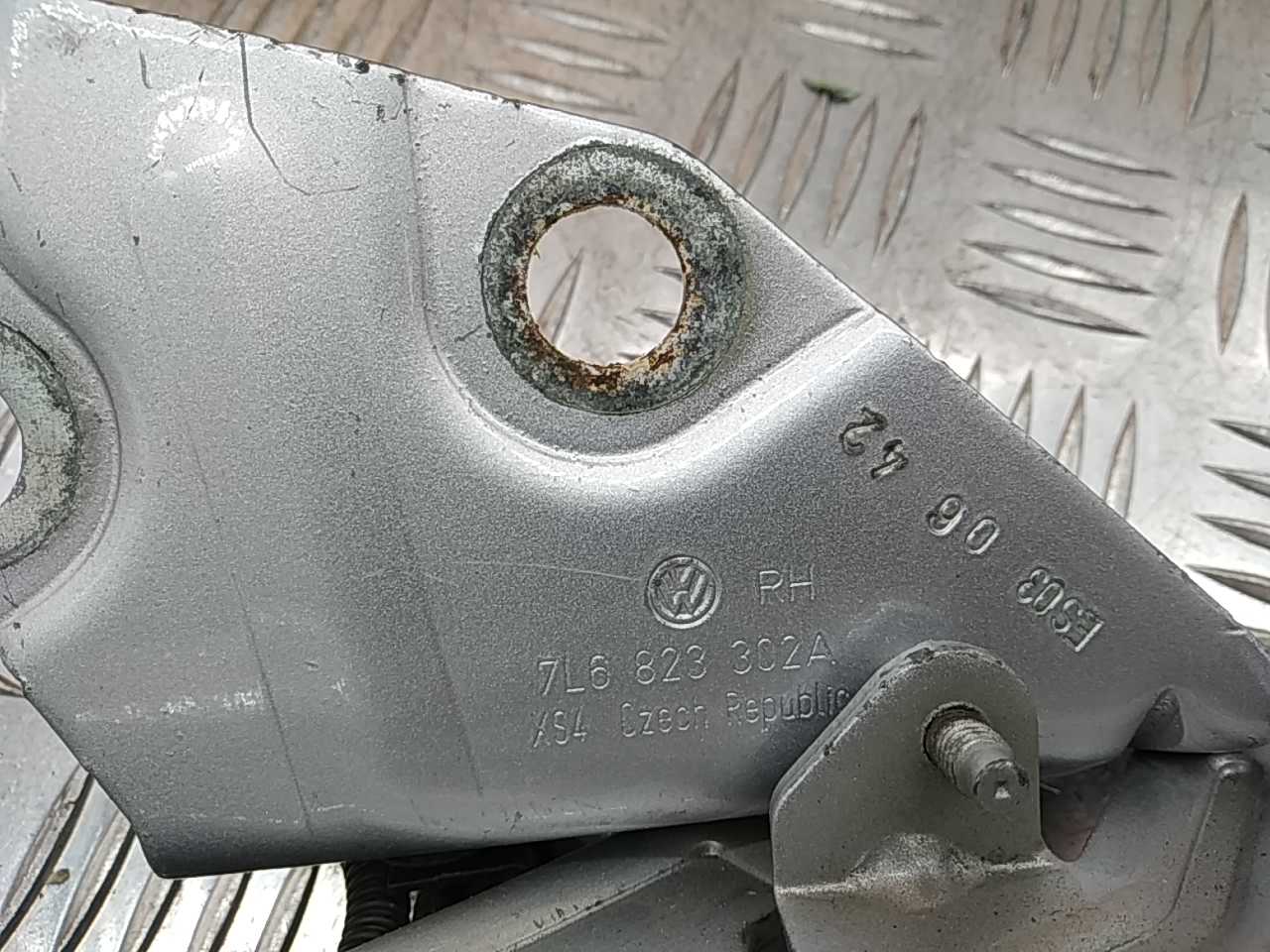 Петля капота правая