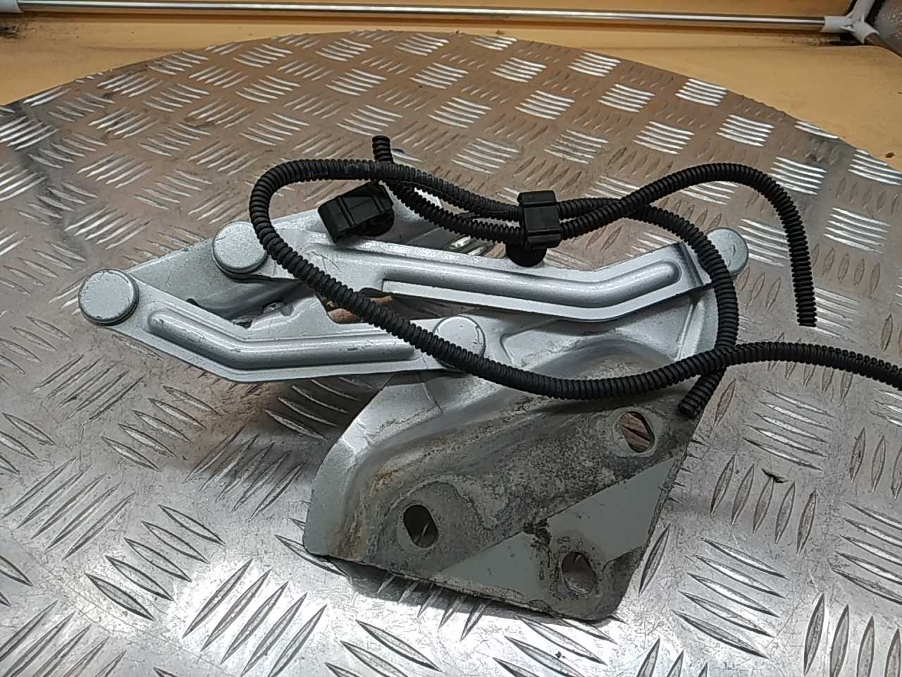 Петля капота правая