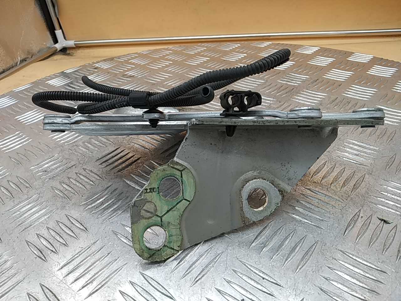 Петля капота правая