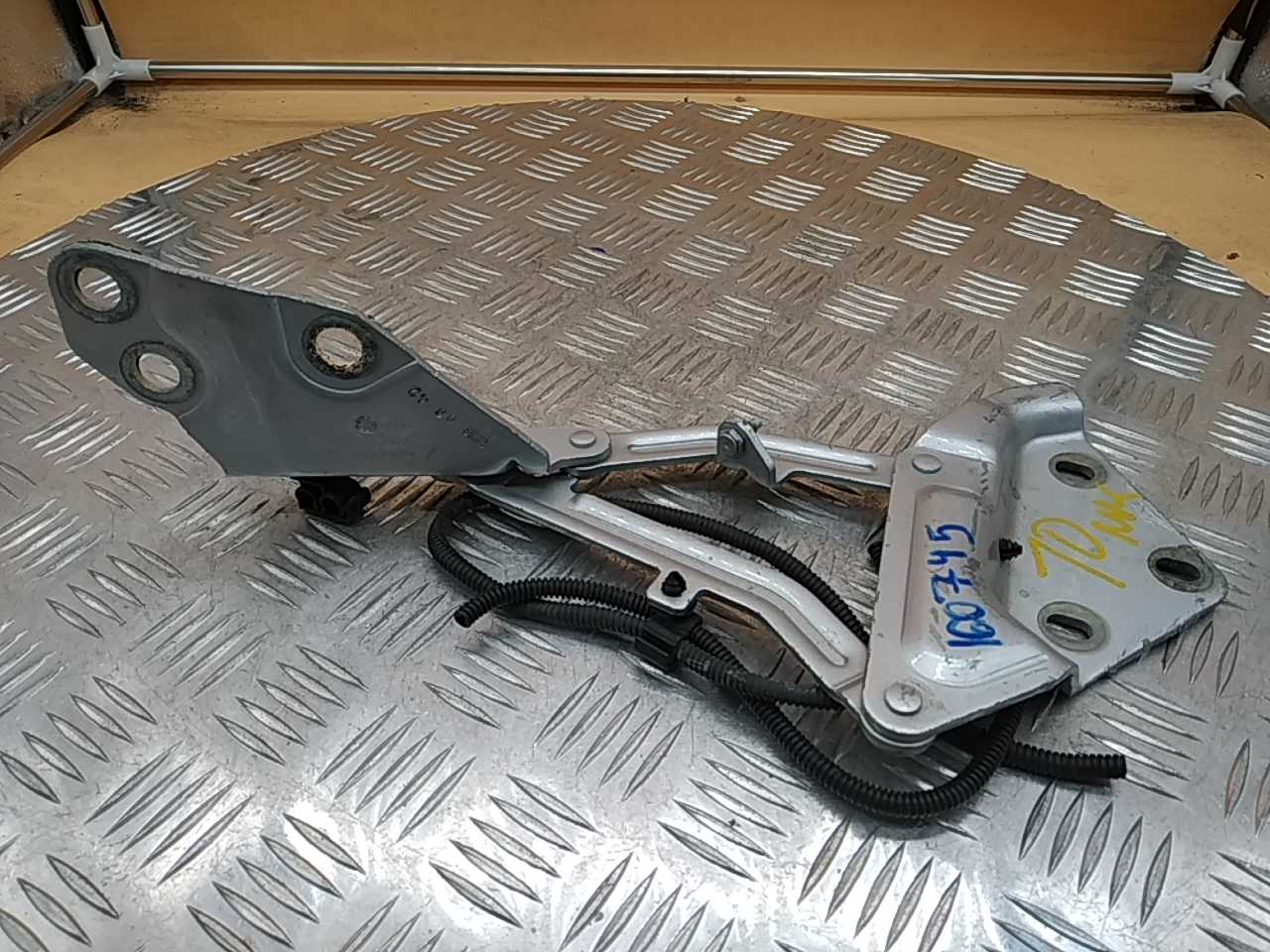 Петля капота правая