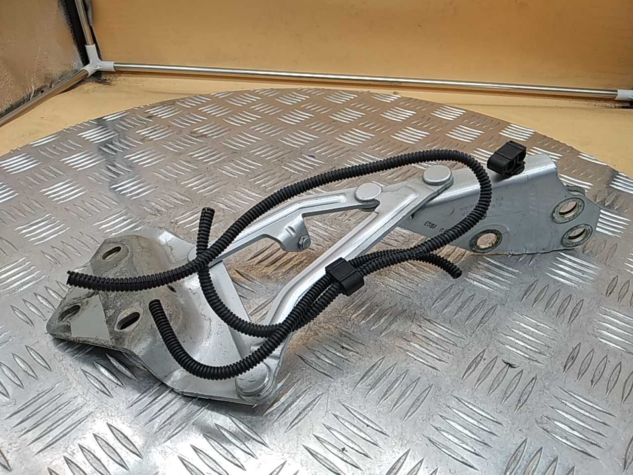 Петля капота правая