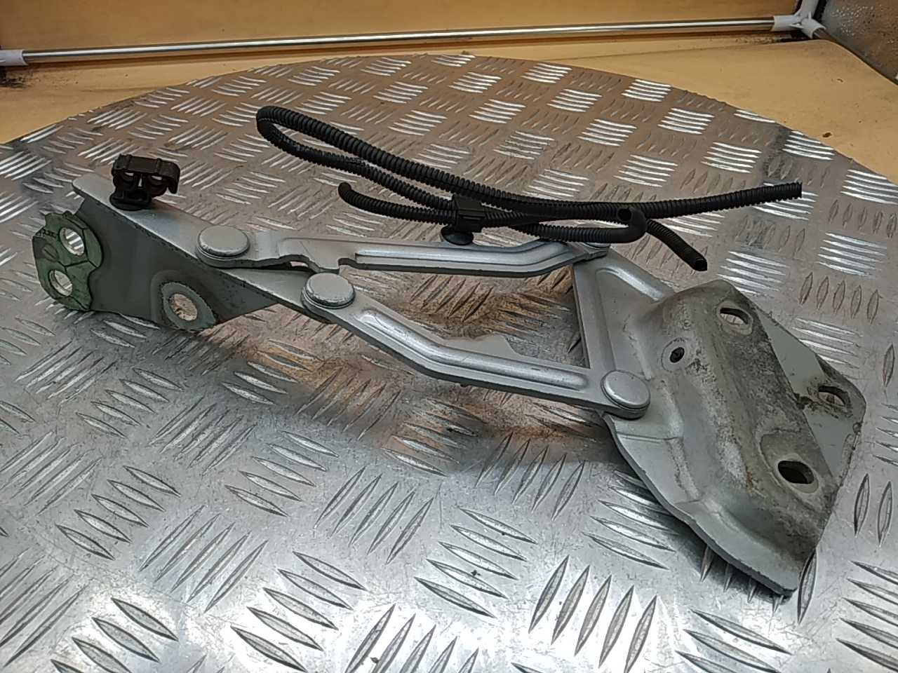 Петля капота правая