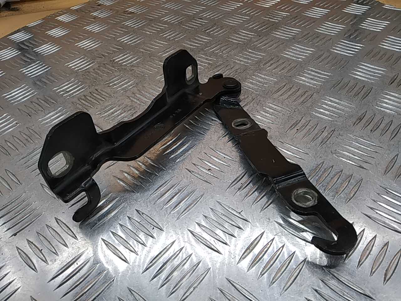 Петля капота правая