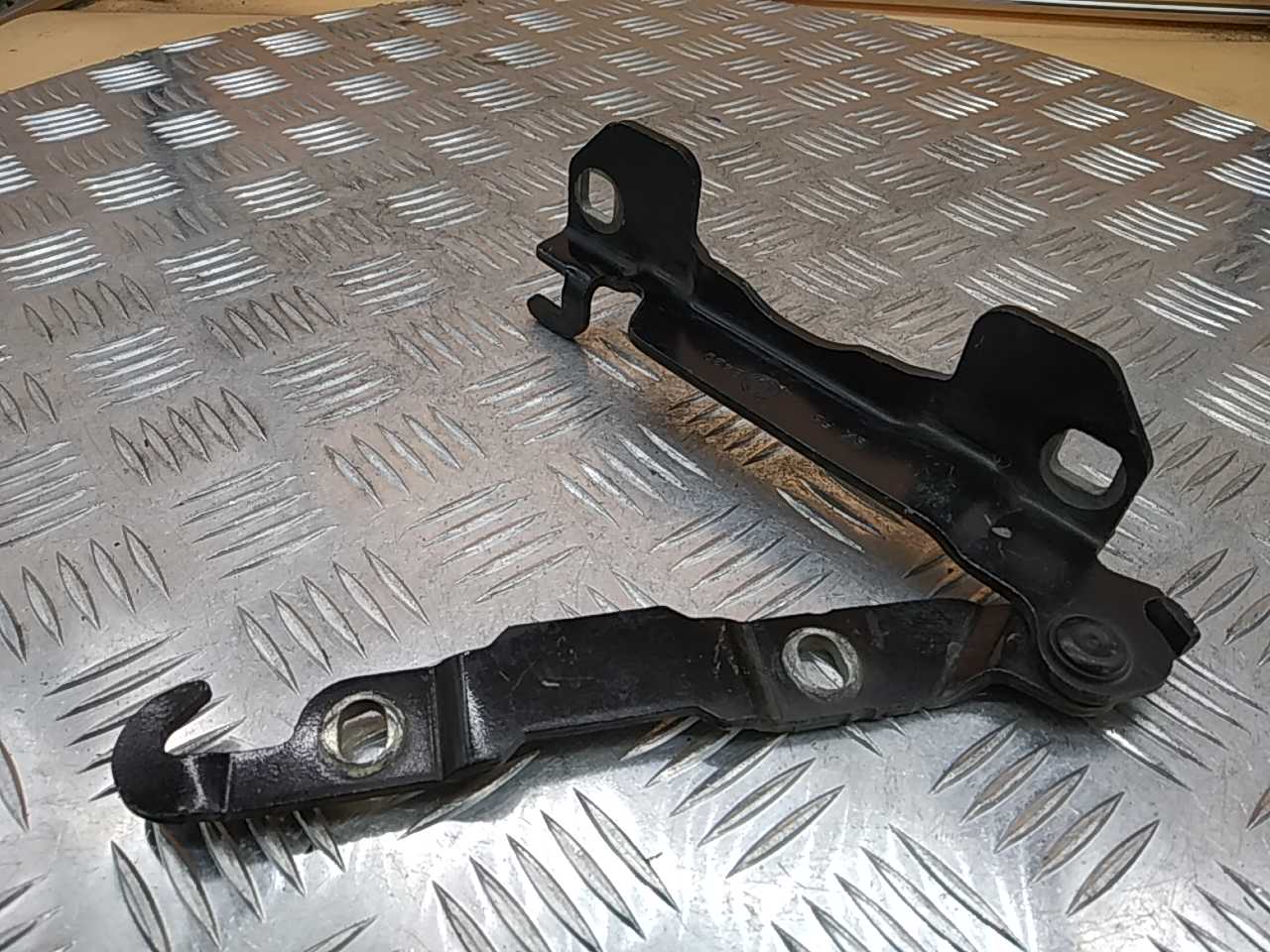 Петля капота правая