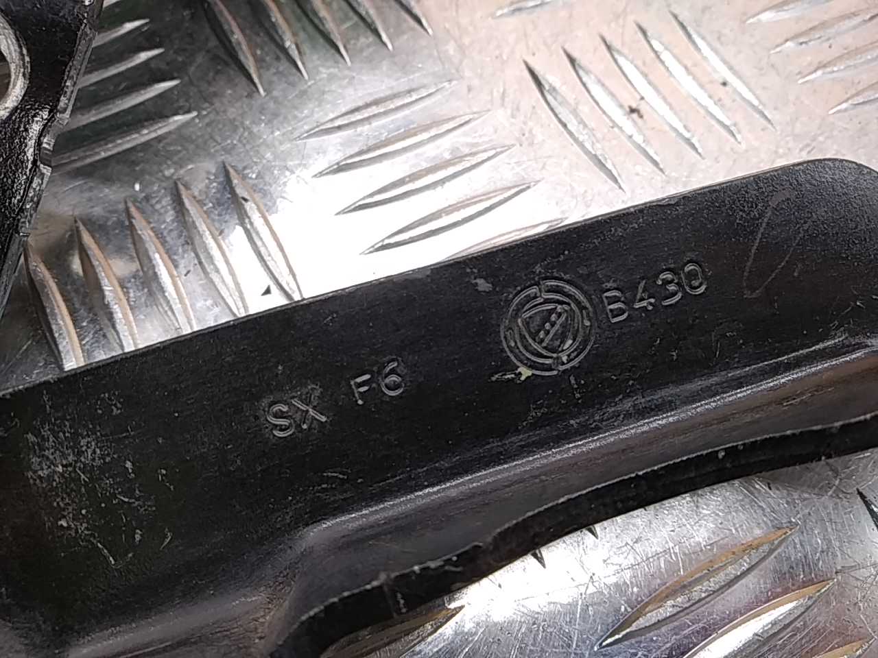 Петля капота правая