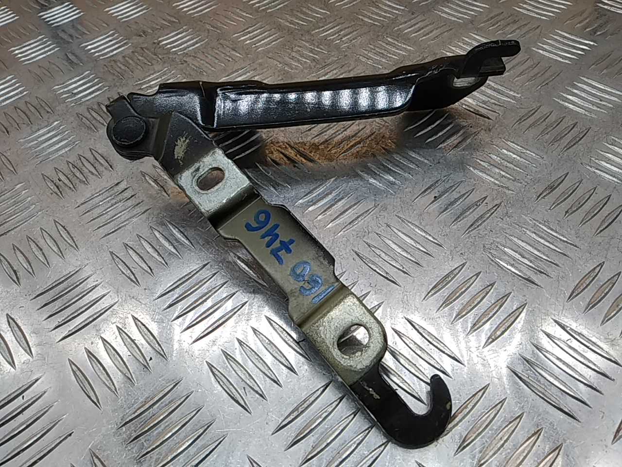 Петля капота правая