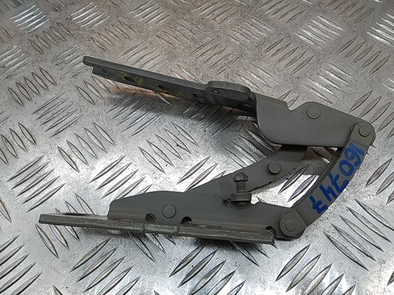 Петля капота левая