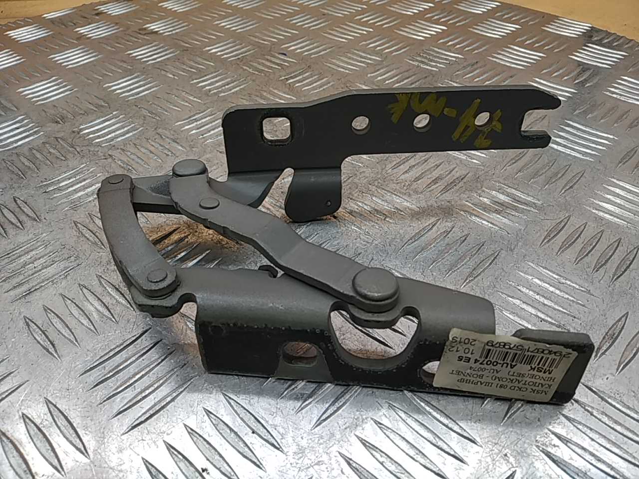 Петля капота левая