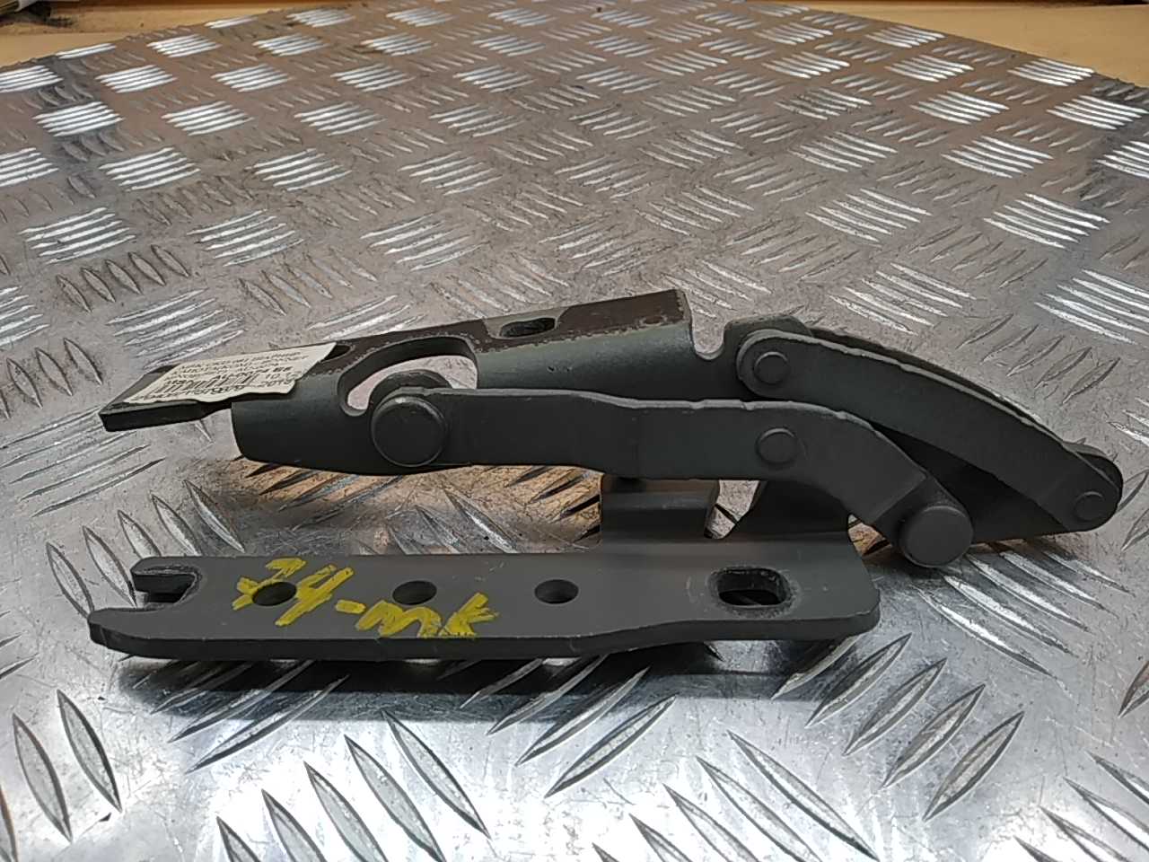 Петля капота левая