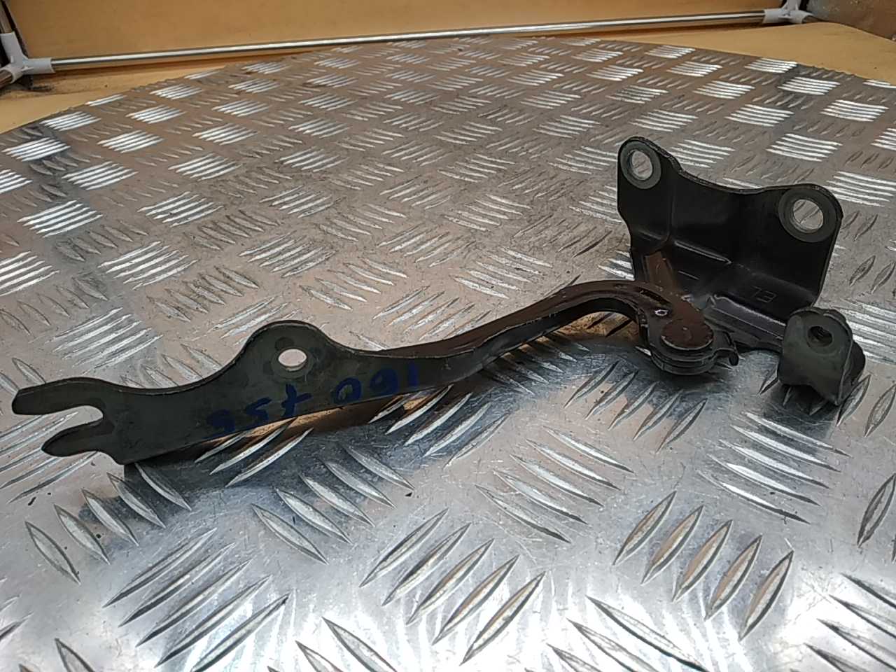 Петля капота левая