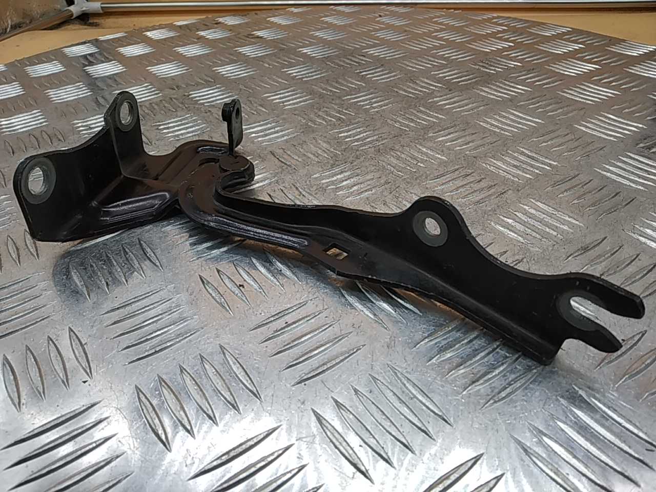 Петля капота левая