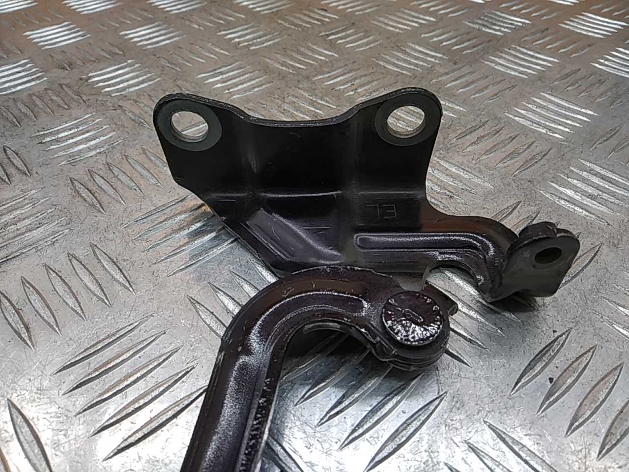 Петля капота левая