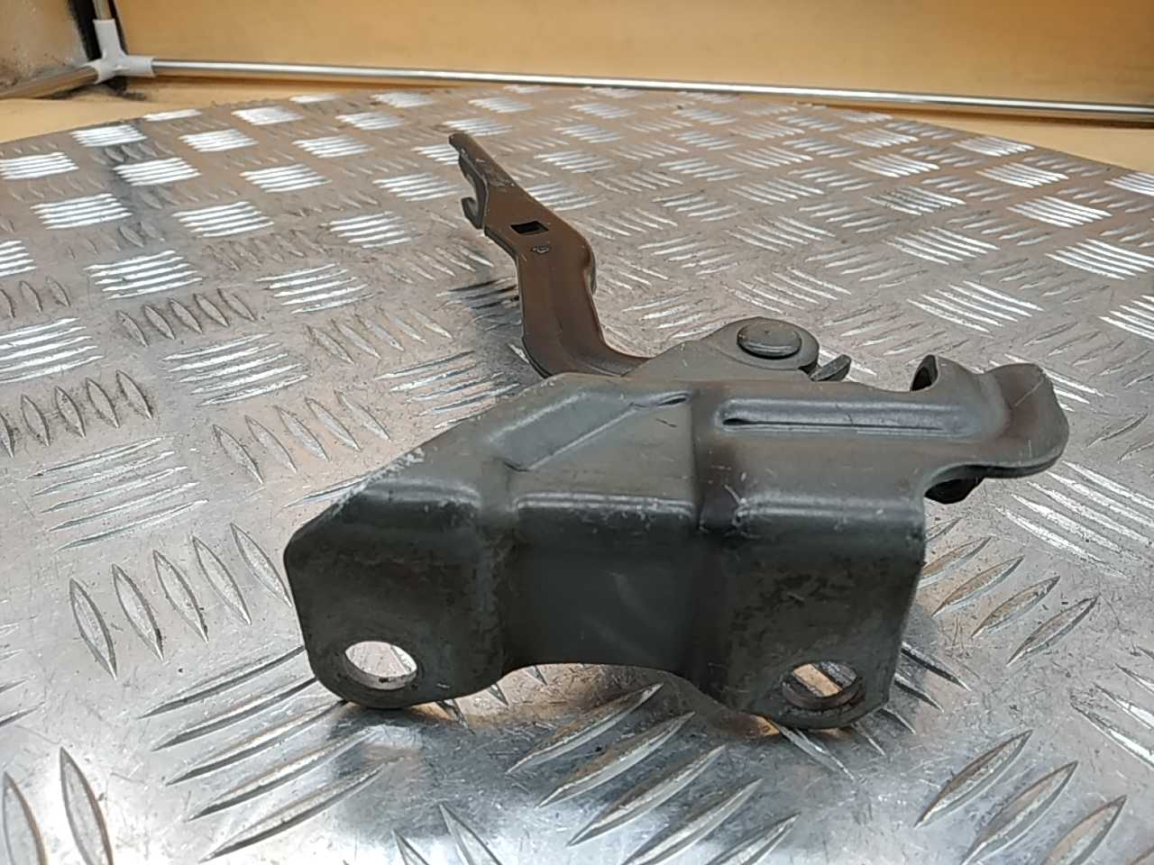 Петля капота левая