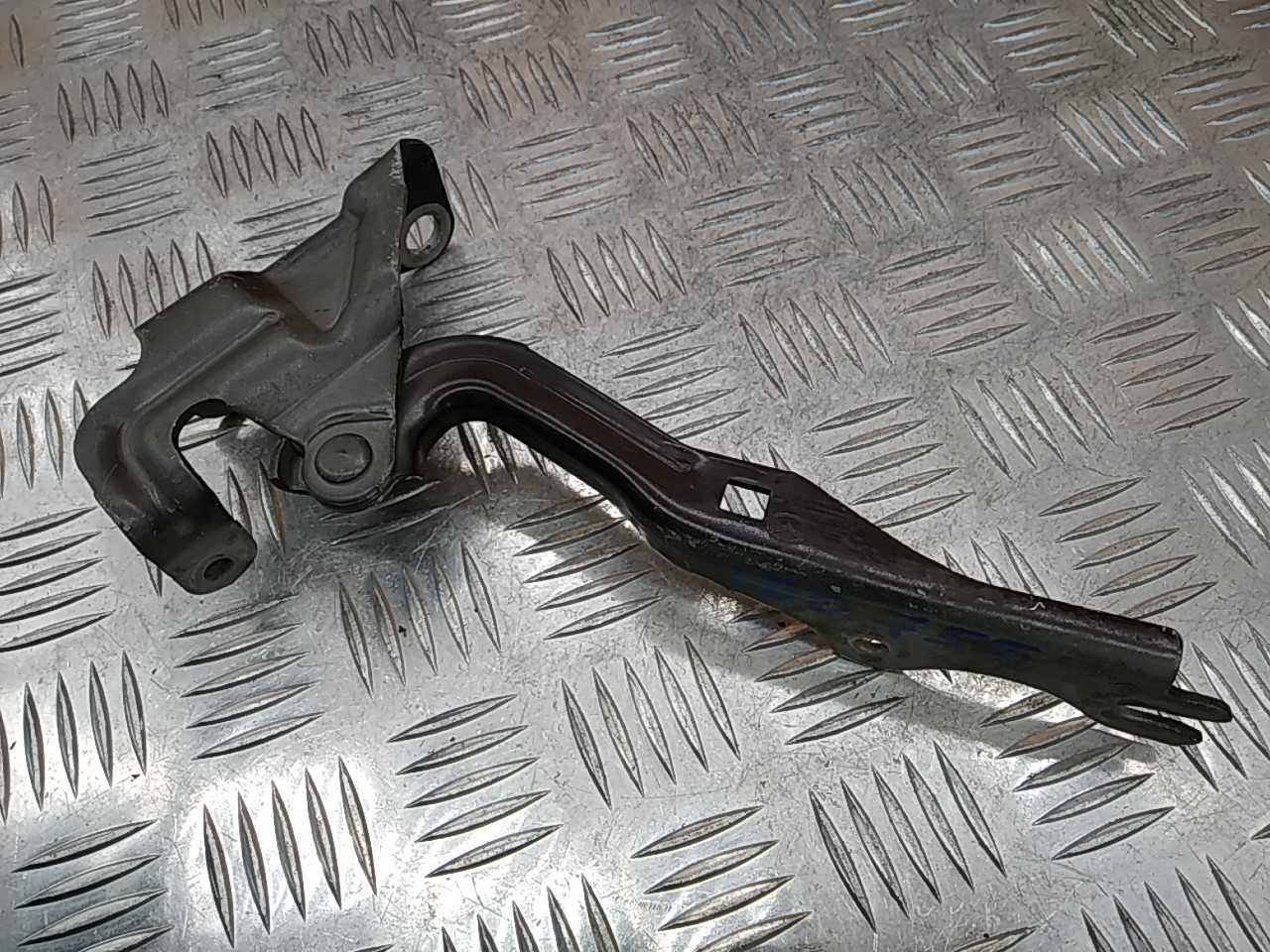 Петля капота левая