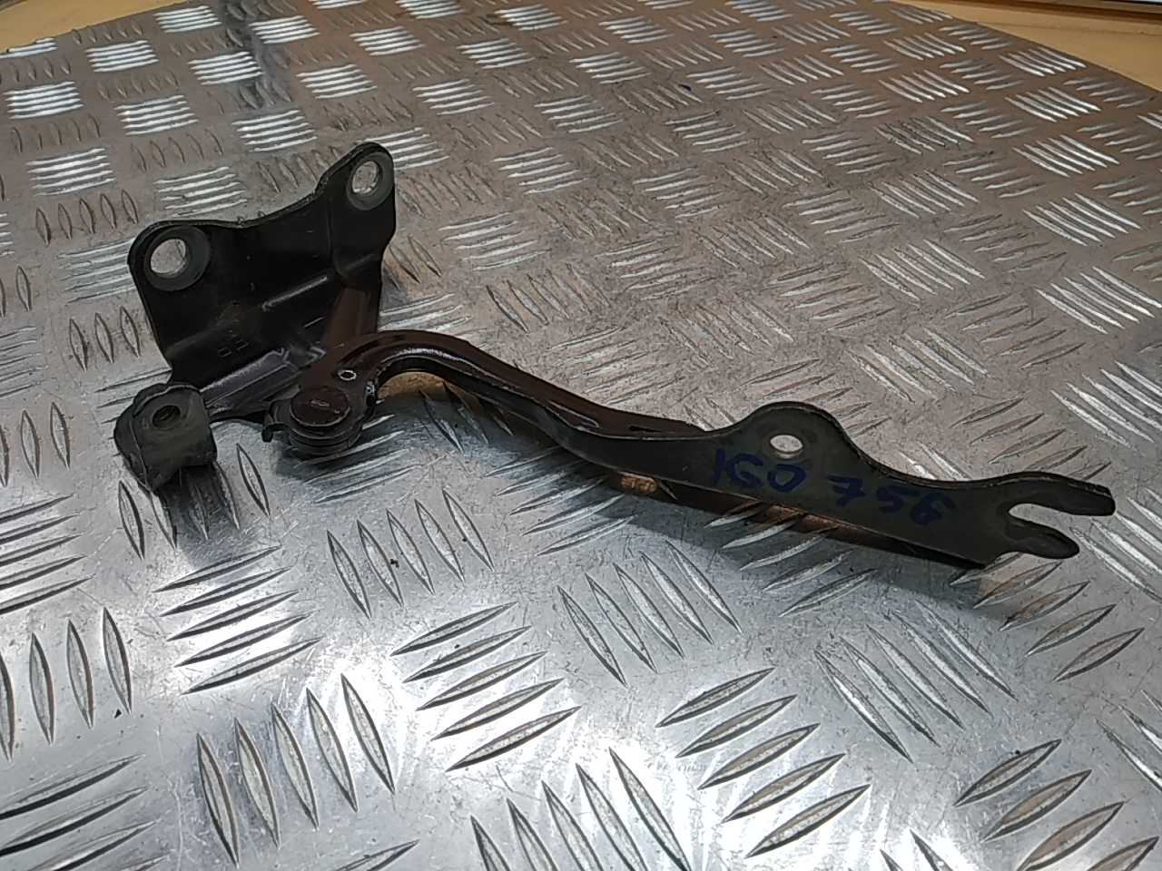 Петля капота правая