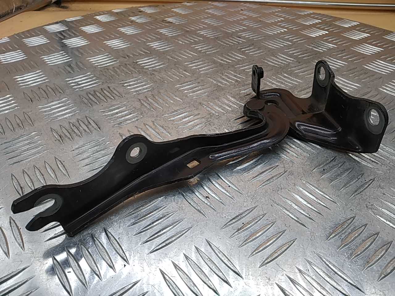 Петля капота правая