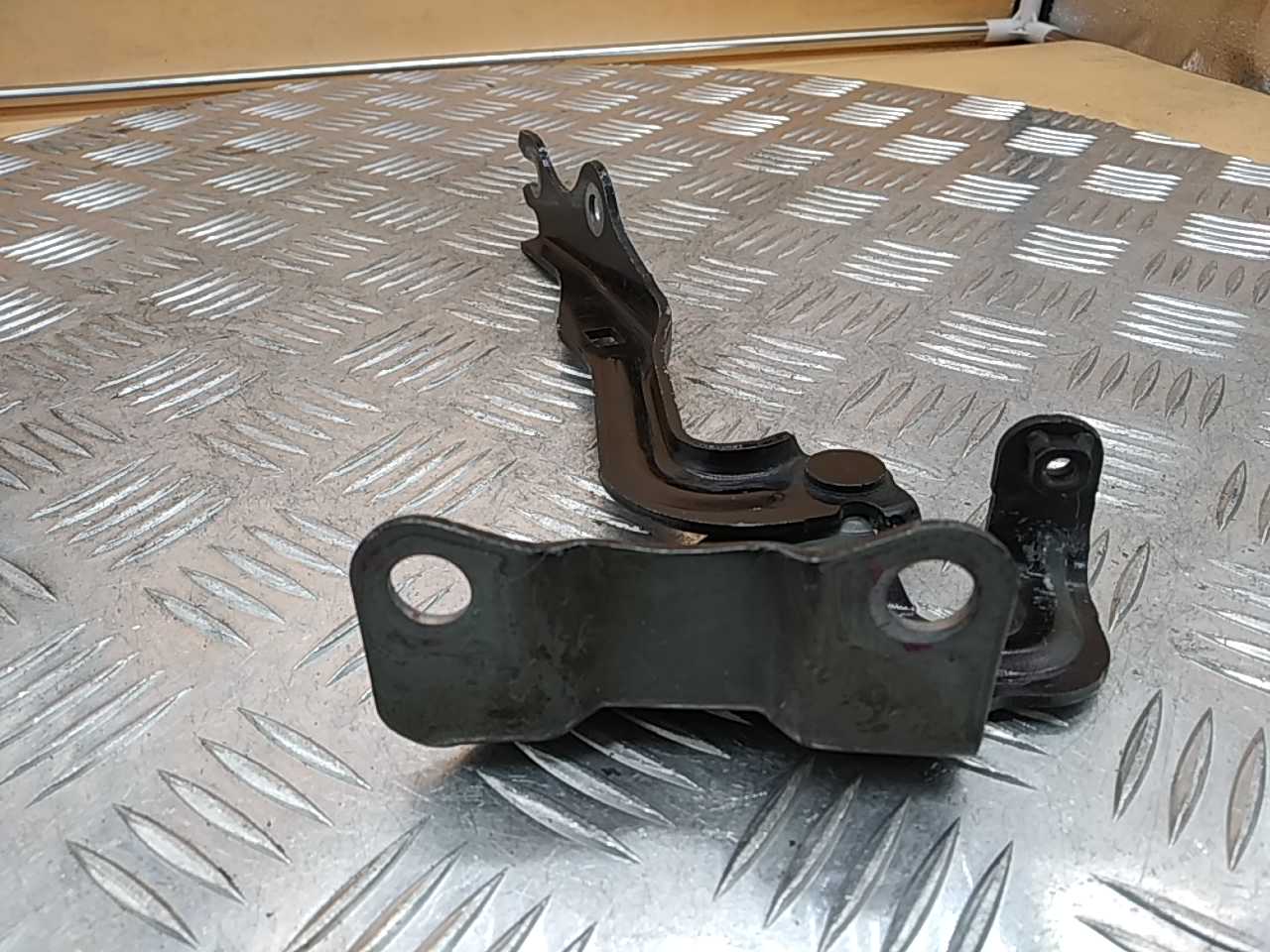 Петля капота правая