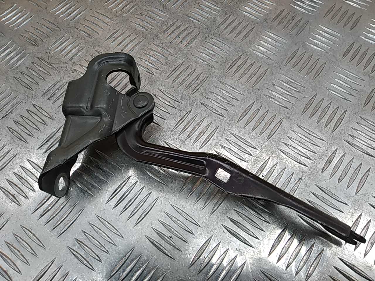 Петля капота правая