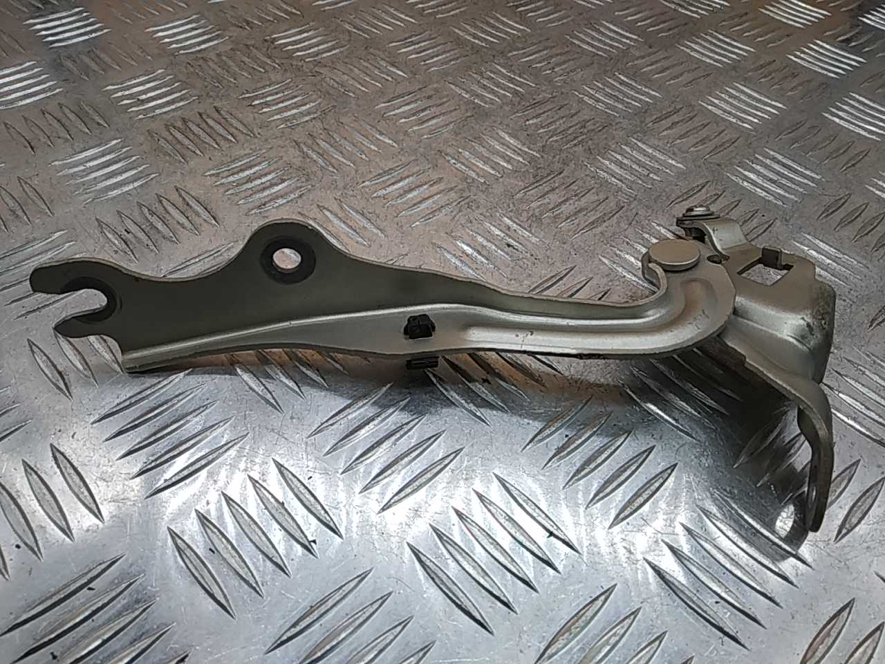 Петля капота правая