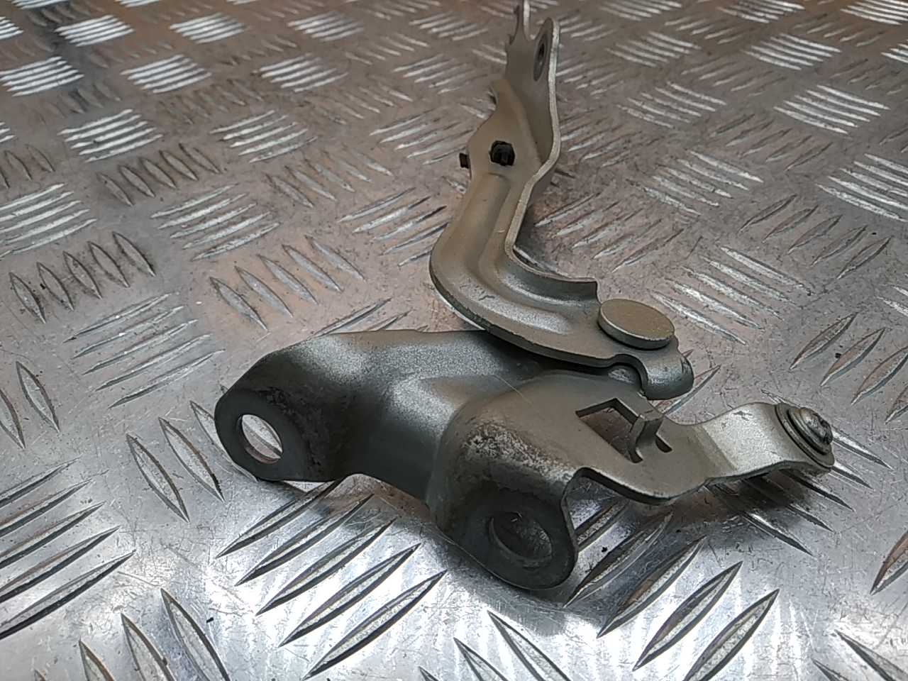 Петля капота правая